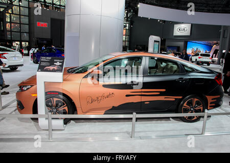 Manhattan, New York, Stati Uniti d'America. 23 Mar, 2016. Una Honda Civic Sedan EX-L personalizzato da Demi Lovato mostrato al New York International Auto Show 2016, presso il Jacob Javits Center. Questo è stato premere Anteprima giorno uno di NYIAS, e il Trade Show sarà aperto al pubblico per dieci giorni, 25 marzo-aprile 3rd. Credito: Miro Vrlik Fotografia/Alamy Live News Foto Stock