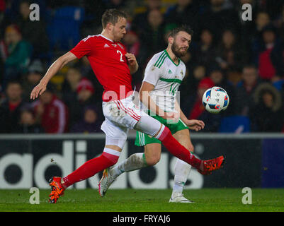 Cardiff City Stadium di Cardiff, Galles. 24 Mar, 2016. Vauxhall amichevole internazionale, il Galles contro l'Irlanda del Nord. Irlanda del Nord Stuart Dallas attraversa la palla nonostante i tentativi di un blocco dal Galles Chris Gunter Credito: Azione Sport Plus/Alamy Live News Foto Stock