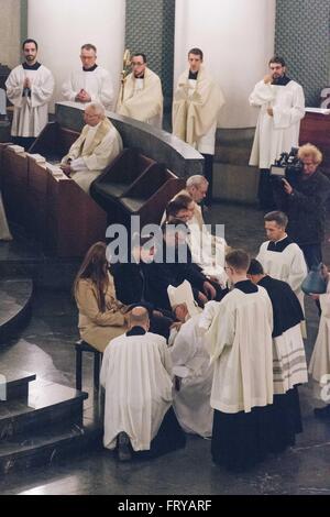 Berlino, Germania. Il 24 marzo 2016. L Arcivescovo Dr. Heiner Koch, lavando i piedi di una donna durante il tradizionale piede-lavaggio rito del Giovedì Santo la Santa Messa in Sant Edvige la cattedrale di Berlino. In origine il rito era eseguita su dodici uomini. Papa Francesco ha dichiarato che da ora in poi le donne dovrebbero essere incluse nel piede di cerimonie di lavaggio il Giovedì Santo. Credito: Jan Scheunert/ZUMA filo/Alamy Live News Foto Stock