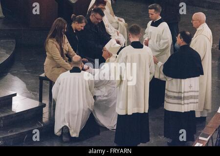 Berlino, Germania. Il 24 marzo 2016. L Arcivescovo Dr. Heiner Koch, lavando i piedi di una donna durante il tradizionale piede-lavaggio rito del Giovedì Santo la Santa Messa in Sant Edvige la cattedrale di Berlino. In origine il rito era eseguita su dodici uomini. Papa Francesco ha dichiarato che da ora in poi le donne dovrebbero essere incluse nel piede di cerimonie di lavaggio il Giovedì Santo. Credito: Jan Scheunert/ZUMA filo/Alamy Live News Foto Stock