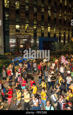 Sao Paulo, Brasile, 03/24/2016. Protesta organizzata dai movimenti sociali in atto in difesa della democrazia e contro l'impeachment del Presidente Dilma Rousseff, che hanno lasciato il Largo da Batata nel quartiere Pinheiros e chiuso nella parte anteriore della costruzione di Rete Globo Tv in Brooklyn, nel sud di Sao Paulo, SP Credito: Alf Ribeiro/Alamy Live News Foto Stock