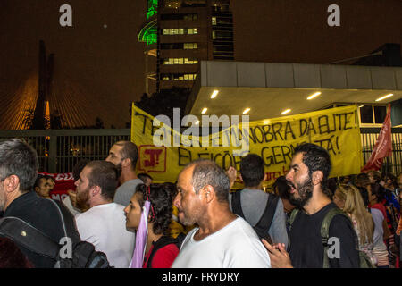 Sao Paulo, Brasile, 03/24/2016. Protesta organizzata dai movimenti sociali in atto in difesa della democrazia e contro l'impeachment del Presidente Dilma Rousseff, che hanno lasciato il Largo da Batata nel quartiere Pinheiros e chiuso nella parte anteriore della costruzione di Rete Globo Tv in Brooklyn, nel sud di Sao Paulo, SP Credito: Alf Ribeiro/Alamy Live News Foto Stock