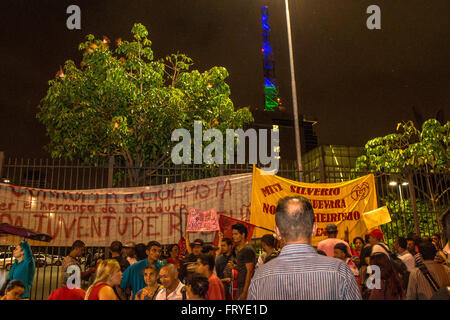 Sao Paulo, Brasile, 03/24/2016. Protesta organizzata dai movimenti sociali in atto in difesa della democrazia e contro l'impeachment del Presidente Dilma Rousseff, che hanno lasciato il Largo da Batata nel quartiere Pinheiros e chiuso nella parte anteriore della costruzione di Rete Globo Tv in Brooklyn, nel sud di Sao Paulo, SP Credito: Alf Ribeiro/Alamy Live News Foto Stock