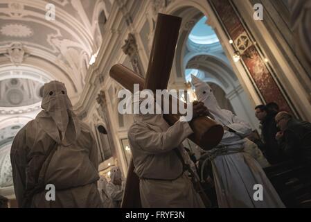 Minori, Italia. 24 Mar, 2016. Nel pomeriggio del giovedì santo, durante la Settimana Santa, in minori (un antico villaggio della Costiera Amalfitana) si tiene la processione penitenziale del 'battenti' con decine di penitenti incappucciati e secolari canzoni. Queste canzoni sono riconosciuti e protetti dal MIBAC (Ministero del patrimonio e della cultura). Centinaia di processioni di Pasqua hanno luogo in Italia meridionale durante la Settimana Santa, attirando migliaia di visitatori. © Michele Amoruso/Pacific Press/Alamy Live News Foto Stock