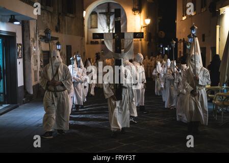 Minori, Italia. 24 Mar, 2016. Nel pomeriggio del giovedì santo, durante la Settimana Santa, in minori (un antico villaggio della Costiera Amalfitana) si tiene la processione penitenziale del 'battenti' con decine di penitenti incappucciati e secolari canzoni. Queste canzoni sono riconosciuti e protetti dal MIBAC (Ministero del patrimonio e della cultura). Centinaia di processioni di Pasqua hanno luogo in Italia meridionale durante la Settimana Santa, attirando migliaia di visitatori. © Michele Amoruso/Pacific Press/Alamy Live News Foto Stock