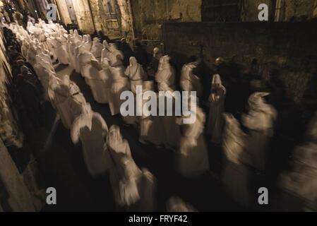 Minori, Italia. 24 Mar, 2016. Nel pomeriggio del giovedì santo, durante la Settimana Santa, in minori (un antico villaggio della Costiera Amalfitana) si tiene la processione penitenziale del 'battenti' con decine di penitenti incappucciati e secolari canzoni. Queste canzoni sono riconosciuti e protetti dal MIBAC (Ministero del patrimonio e della cultura). Centinaia di processioni di Pasqua hanno luogo in Italia meridionale durante la Settimana Santa, attirando migliaia di visitatori. © Michele Amoruso/Pacific Press/Alamy Live News Foto Stock