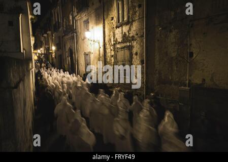 Minori, Italia. 24 Mar, 2016. Nel pomeriggio del giovedì santo, durante la Settimana Santa, in minori (un antico villaggio della Costiera Amalfitana) si tiene la processione penitenziale del 'battenti' con decine di penitenti incappucciati e secolari canzoni. Queste canzoni sono riconosciuti e protetti dal MIBAC (Ministero del patrimonio e della cultura). Centinaia di processioni di Pasqua hanno luogo in Italia meridionale durante la Settimana Santa, attirando migliaia di visitatori. © Michele Amoruso/Pacific Press/Alamy Live News Foto Stock