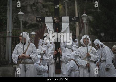 Minori, Italia. 24 Mar, 2016. Nel pomeriggio del giovedì santo, durante la Settimana Santa, in minori (un antico villaggio della Costiera Amalfitana) si tiene la processione penitenziale del 'battenti' con decine di penitenti incappucciati e secolari canzoni. Queste canzoni sono riconosciuti e protetti dal MIBAC (Ministero del patrimonio e della cultura). Centinaia di processioni di Pasqua hanno luogo in Italia meridionale durante la Settimana Santa, attirando migliaia di visitatori. © Michele Amoruso/Pacific Press/Alamy Live News Foto Stock