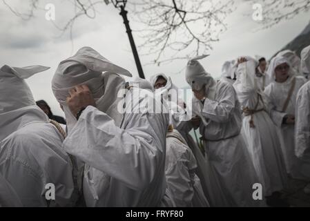 Minori, Italia. 24 Mar, 2016. Nel pomeriggio del giovedì santo, durante la Settimana Santa, in minori (un antico villaggio della Costiera Amalfitana) si tiene la processione penitenziale del 'battenti' con decine di penitenti incappucciati e secolari canzoni. Queste canzoni sono riconosciuti e protetti dal MIBAC (Ministero del patrimonio e della cultura). Centinaia di processioni di Pasqua hanno luogo in Italia meridionale durante la Settimana Santa, attirando migliaia di visitatori. © Michele Amoruso/Pacific Press/Alamy Live News Foto Stock