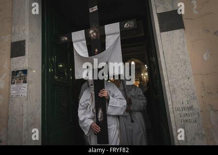 Minori, Italia. 24 Mar, 2016. Nel pomeriggio del giovedì santo, durante la Settimana Santa, in minori (un antico villaggio della Costiera Amalfitana) si tiene la processione penitenziale del 'battenti' con decine di penitenti incappucciati e secolari canzoni. Queste canzoni sono riconosciuti e protetti dal MIBAC (Ministero del patrimonio e della cultura). Centinaia di processioni di Pasqua hanno luogo in Italia meridionale durante la Settimana Santa, attirando migliaia di visitatori. © Michele Amoruso/Pacific Press/Alamy Live News Foto Stock