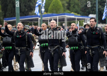 (160325) - Atene, 25 marzo 2016 (Xinhua) -- esercito greco soldati prendere parte nel Giorno Di Indipendenza parade ad Atene, in Grecia, il 25 marzo 2016. Il Giorno Di Indipendenza segna l inizio della rivoluzione greca contro la dominazione ottomana nel 1821.(Xinhua/Marios Lolos) Foto Stock