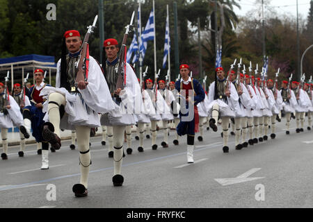 (160325) - Atene, 25 marzo 2016 (Xinhua) -- esercito greco soldati prendere parte nel Giorno Di Indipendenza parade ad Atene, in Grecia, il 25 marzo 2016. Il Giorno Di Indipendenza segna l inizio della rivoluzione greca contro la dominazione ottomana nel 1821.(Xinhua/Marios Lolos) Foto Stock