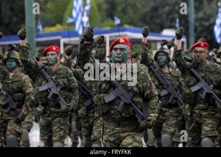 (160325) - Atene, 25 marzo 2016 (Xinhua) -- esercito greco soldati prendere parte nel Giorno Di Indipendenza parade ad Atene, in Grecia, il 25 marzo 2016. Il Giorno Di Indipendenza segna l inizio della rivoluzione greca contro la dominazione ottomana nel 1821.(Xinhua/Marios Lolos) Foto Stock