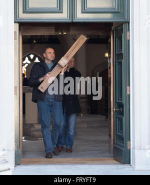 Brentwood, Essex, Regno Unito. 25 marzo, 2016. Pasqua a piedi di testimone in Brentwood, Essex. La croce lascia la Cattedrale di Brentwood per la Passeggiata fo testimonianza Credito: Ian Davidson/Alamy Live News Foto Stock