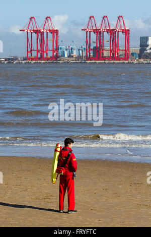 New Brighton, Wallasey. Xxv Marzo 2016. Regno Unito Meteo. Bagnino RNLI squadre pattugliano la spiaggia sulla riva del fiume Mersey. Fatalità costiera cifre rilasciato nel 2015 dalla Royal National scialuppa di salvataggio istituzione (RNLI) mostrano 163 persone hanno perso la loro vita presso la costa del Regno Unito lo scorso anno - ma oltre la metà (58%) non ha anche stabilito di entrare nell'acqua. Il RNLI mira a dimezzare il numero di morti costiere dal 2024. Foto Stock