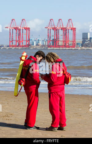 New Brighton, Wallasey. Xxv Marzo 2016. Regno Unito Meteo. Bagnino RNLI squadre pattugliano la spiaggia sulla riva del fiume Mersey. Fatalità costiera cifre rilasciato nel 2015 dalla Royal National scialuppa di salvataggio istituzione (RNLI) mostrano 163 persone hanno perso la loro vita presso la costa del Regno Unito lo scorso anno - ma oltre la metà (58%) non ha anche stabilito di entrare nell'acqua. Il RNLI mira a dimezzare il numero di morti costiere dal 2024. Foto Stock