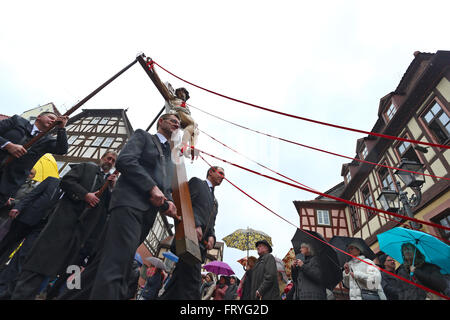 Lohr am Main, Germania, 25 marzo 2016. I membri delle varie Gilde ad una processione del Venerdì santo attraverso il centro della città di Lohr am Main, Germania, 25 marzo 2016. Tredici life-size figure che rappresentano la passione di Cristo sono trasportate attraverso la città nella tradizionale processione. Credito: dpa picture alliance/Alamy Live News Foto Stock