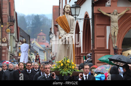 Lohr am Main, Germania, 25 marzo 2016. I membri delle varie Gilde ad una processione del Venerdì santo attraverso il centro della città di Lohr am Main, Germania, 25 marzo 2016. Tredici life-size figure che rappresentano la passione di Cristo sono trasportate attraverso la città nella tradizionale processione. Credito: dpa picture alliance/Alamy Live News Foto Stock