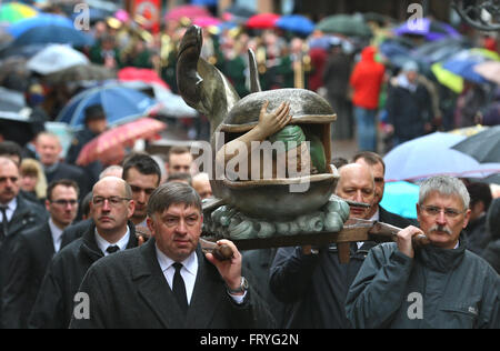 Lohr am Main, Germania, 25 marzo 2016. I membri delle varie Gilde ad una processione del Venerdì santo attraverso il centro della città di Lohr am Main, Germania, 25 marzo 2016. Tredici life-size figure che rappresentano la passione di Cristo sono trasportate attraverso la città nella tradizionale processione. Credito: dpa picture alliance/Alamy Live News Foto Stock