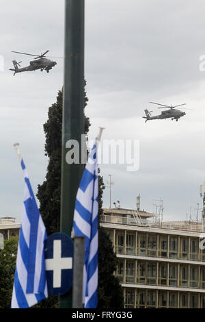 Atene, Grecia. 25 Mar, 2016. Elicotteri militari di prendere parte nel Giorno Di Indipendenza parade ad Atene, in Grecia, il 25 marzo 2016. Il Giorno Di Indipendenza segna l inizio della rivoluzione greca contro la dominazione ottomana nel 1821. Credito: Marios Lolos/Xinhua/Alamy Live News Foto Stock