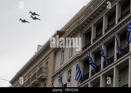 Atene, Grecia. 25 Mar, 2016. Aerei militari prendere parte nel Giorno Di Indipendenza parade ad Atene, in Grecia, il 25 marzo 2016. Il Giorno Di Indipendenza segna l inizio della rivoluzione greca contro la dominazione ottomana nel 1821. Credito: Marios Lolos/Xinhua/Alamy Live News Foto Stock