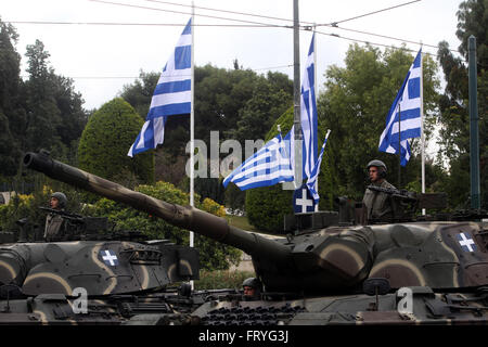 Atene, Grecia. 25 Mar, 2016. Un serbatoio militare prende parte al Giorno Di Indipendenza parade ad Atene, in Grecia, il 25 marzo 2016. Il Giorno Di Indipendenza segna l inizio della rivoluzione greca contro la dominazione ottomana nel 1821. Credito: Marios Lolos/Xinhua/Alamy Live News Foto Stock