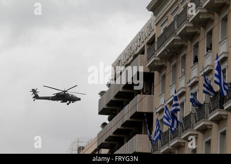 Atene, Grecia. 25 Mar, 2016. Un elicottero militare prende parte al Giorno Di Indipendenza parade ad Atene, in Grecia, il 25 marzo 2016. Il Giorno Di Indipendenza segna l inizio della rivoluzione greca contro la dominazione ottomana nel 1821. Credito: Marios Lolos/Xinhua/Alamy Live News Foto Stock