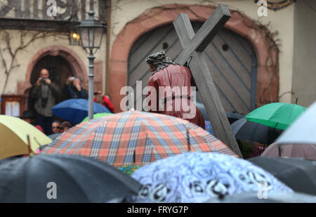 Lohr am Main, Germania, 25 marzo 2016. I membri delle varie corporazioni che porta una figura di Gesù che può essere visto dietro gli ombrelloni ad una processione del Venerdì santo attraverso il centro della città di Lohr am Main, Germania, 25 marzo 2016. Tredici life-size figure che rappresentano la passione di Cristo sono trasportate attraverso la città nella tradizionale processione. Credito: dpa picture alliance/Alamy Live News Foto Stock