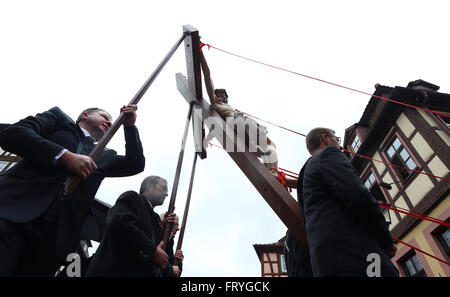 Lohr am Main, Germania, 25 marzo 2016. I membri delle varie Gilde ad una processione del Venerdì santo attraverso il centro della città di Lohr am Main, Germania, 25 marzo 2016. Tredici life-size figure che rappresentano la passione di Cristo sono trasportate attraverso la città nella tradizionale processione. Foto: KARL-JOSEF HILDENBRAND/dpa/Alamy Live News Foto Stock