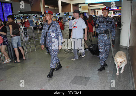 Thailandia, Tailandia. 25 Mar, 2016. Un Thai K9 unità e pattuglie di soldati del cane dal Royal Thai Air Force delle forze di sicurezza comando per esplorare e ispezionare gli esplosivi a Don Mueang dall'Aeroporto Internazionale di Bangkok per costruire un clima di fiducia fra i turisti, sia in Thailandia e oltremare dopo l attentato terroristico all'aeroporto di Bruxelles in Belgio. Credito: Vichan Poti/Pacific Press/Alamy Live News Foto Stock