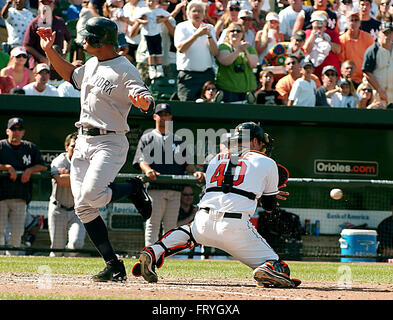 Settembre 30, 2007 - Baltimore, Maryland, Stati Uniti d'America - Baltimore, MD - Settembre 30, 2007 -- New York Yankees terzo baseman Alex Rodriguez (13) batte il gettare al cliente nella terza inning contro i Baltimore Orioles a Rigogolo Park a Camden Yards a Baltimora, MD Domenica, Settembre 30, 2007. .Credito: Ron Sachs / CNP. (Credito Immagine: © Ron Sachs/CNP via ZUMA filo) Foto Stock