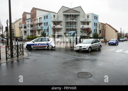 Parigi, Francia. 25 marzo, 2016. Gli ufficiali di polizia e gli investigatori cerca un piatto durante un anti-operazione terroristica in Argenteuil, nei pressi di Parigi, in Francia il 25 marzo 2016. Una persona è stata arrestata e più controllato detonazioni sono state effettuate nel corso di una grande operazione di polizia nel quartiere di Bruxelles di Schaerbeek il venerdì pomeriggio, i media locali hanno riferito. Foto Stock