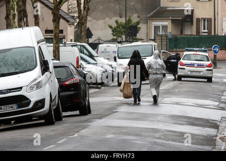 Parigi, Francia. 25 marzo, 2016. Gli ufficiali di polizia e gli investigatori cerca un piatto durante un anti-operazione terroristica in Argenteuil, nei pressi di Parigi, in Francia il 25 marzo 2016. Una persona è stata arrestata e più controllato detonazioni sono state effettuate nel corso di una grande operazione di polizia nel quartiere di Bruxelles di Schaerbeek il venerdì pomeriggio, i media locali hanno riferito. Foto Stock