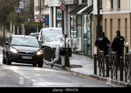 Parigi, Francia. 25 marzo, 2016. Gli ufficiali di polizia e gli investigatori cerca un piatto durante un anti-operazione terroristica in Argenteuil, nei pressi di Parigi, in Francia il 25 marzo 2016. Una persona è stata arrestata e più controllato detonazioni sono state effettuate nel corso di una grande operazione di polizia nel quartiere di Bruxelles di Schaerbeek il venerdì pomeriggio, i media locali hanno riferito. Foto Stock