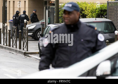 Parigi, Francia. 25 marzo, 2016. Gli ufficiali di polizia e gli investigatori cerca un piatto durante un anti-operazione terroristica in Argenteuil, nei pressi di Parigi, in Francia il 25 marzo 2016. Una persona è stata arrestata e più controllato detonazioni sono state effettuate nel corso di una grande operazione di polizia nel quartiere di Bruxelles di Schaerbeek il venerdì pomeriggio, i media locali hanno riferito. Foto Stock