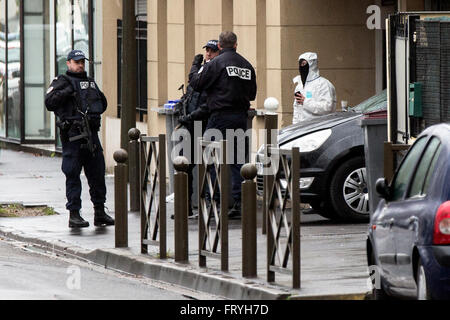 Parigi, Francia. 25 marzo, 2016. Gli ufficiali di polizia e gli investigatori cerca un piatto durante un anti-operazione terroristica in Argenteuil, nei pressi di Parigi, in Francia il 25 marzo 2016. Una persona è stata arrestata e più controllato detonazioni sono state effettuate nel corso di una grande operazione di polizia nel quartiere di Bruxelles di Schaerbeek il venerdì pomeriggio, i media locali hanno riferito. Foto Stock