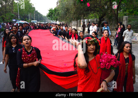 Bangladesh. 25 marzo, 2016. Prachyanat scuola di recitazione e Design è in grado di estrarre una processione Lal Jatra, per osservare la notte del 25 marzo 1971. La passeggiata inizia da Chhobir Haat a Swadhinata Stambha (torre di vetro di indipendenza monumento)per ricordare il loro viaggio verso il rosso a Dhaka, 25 marzo 2016.In questa notte di nero nella storia nationl, i militari pakistani righelli lanciato ''Operazione Searchlight'' uccisione di alcune migliaia di persone in quella notte di repressione da soli. Come parte dell'operazione, serbatoi laminati fuori di Dhaka cantonment e una città del sonno svegliato da i sonagli di spari come Foto Stock