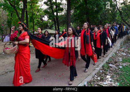 Bangladesh. 25 marzo, 2016. Prachyanat scuola di recitazione e Design è in grado di estrarre una processione Lal Jatra, per osservare la notte del 25 marzo 1971. La passeggiata inizia da Chhobir Haat a Swadhinata Stambha (torre di vetro di indipendenza monumento)per ricordare il loro viaggio verso il rosso a Dhaka, 25 marzo 2016.In questa notte di nero nella storia nationl, i militari pakistani righelli lanciato ''Operazione Searchlight'' uccisione di alcune migliaia di persone in quella notte di repressione da soli. Come parte dell'operazione, serbatoi laminati fuori di Dhaka cantonment e una città del sonno svegliato da i sonagli di spari come Foto Stock