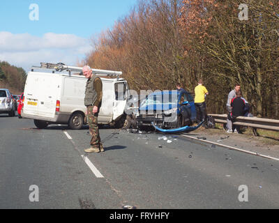 Newcastle Upon Tyne, 25 marzo 2016, U.K. News. Un veicolo multi incidente stradale questa mattina sulla A68 Darlington Road vicino al mulino di equitazione nel Tyne valley di chiusura della strada in entrambe le direzioni. Credito: James Walsh Alamy/Live News Foto Stock