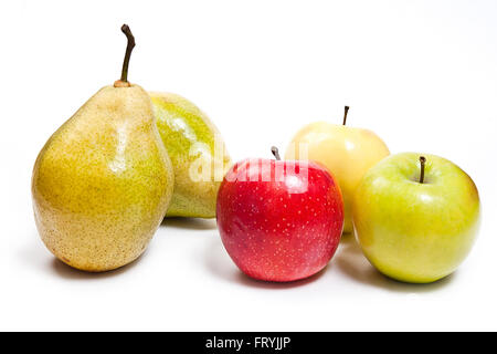 Due fresco verde pere e tre mele in rosso, verde e giallo. Gruppo di succosa frutti maturi. Isolato su sfondo bianco Foto Stock