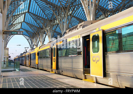 Treno Ubran presso la piattaforma della moderna Oriente stazione ferroviaria di Lisbona progettato da Santiago Calatrava Foto Stock