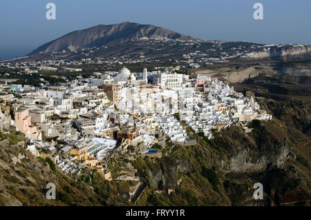 Vista dal centro della cittadina di Fira Santorini Foto Stock