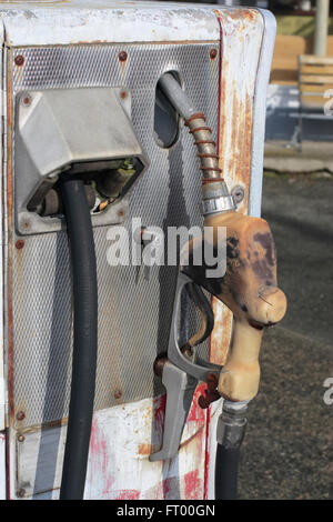 Un vecchio abbandonato la pompa del carburante. Foto Stock