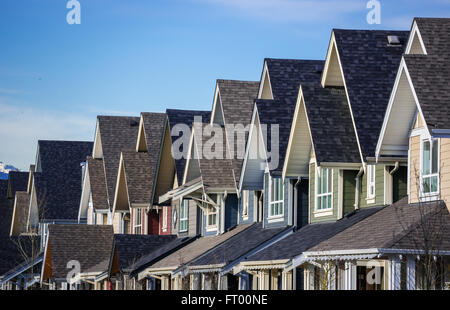 Fila di case cittadine moderne a Vancouver in Canada Foto Stock