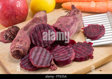 Un trito di barbabietole e tutto su una scheda Foto Stock