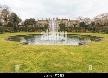 Vista dal giardino Italianamente sulla piscina e Renishaw Hall, una dimora signorile, Eckington, nel Derbyshire, Inghilterra, Regno Unito. Foto Stock