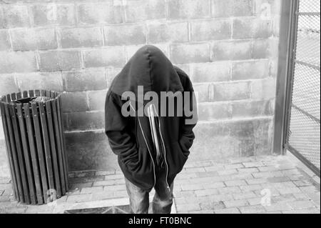 ragazzo nascosto con cappuccio Foto Stock