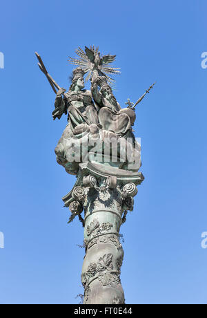 La colonna della santa Trinità contro il cielo blu e chiaro a Graz, in Austria. Karmeliterplatz square. Foto Stock