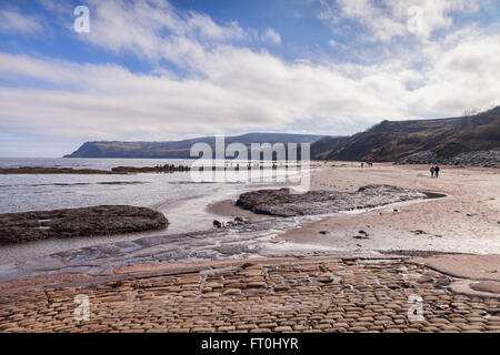 La spiaggia con la bassa marea a Robin Hood's Bay, North Yorkshire, Inghilterra, Regno Unito Foto Stock