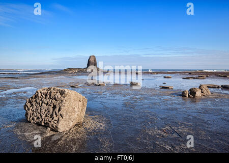 Rocce erose e nero sul NAB Saltwick Bay, North Yorkshire, Inghilterra, Regno Unito Foto Stock